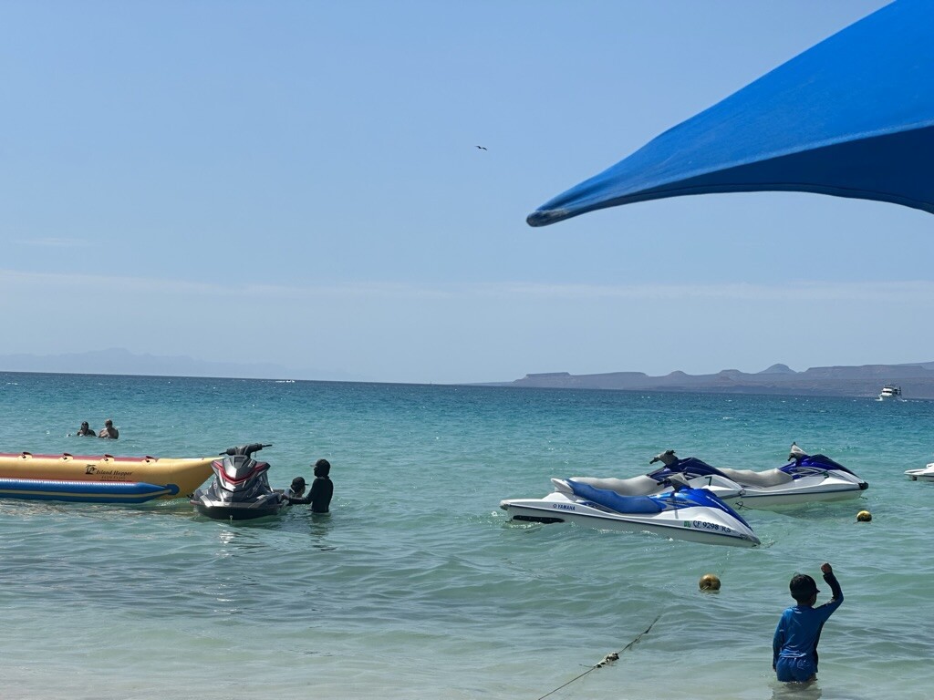 Día de playa con sombrilla en Playa Tecolote