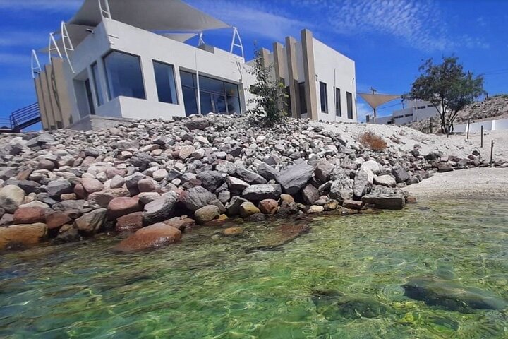 Edificio de la granja de perlas junto al mar en La Paz