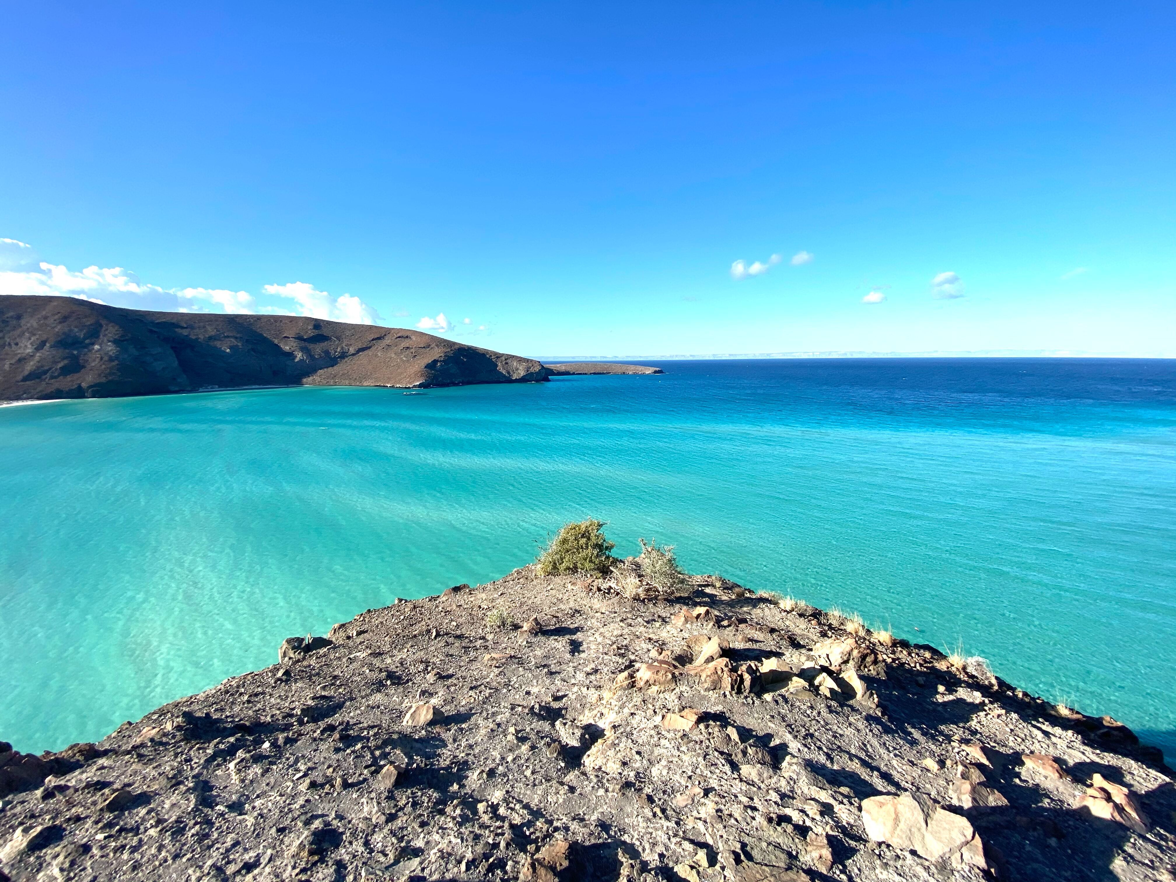 Turquoise cove and cliffs on Espíritu Santo Island