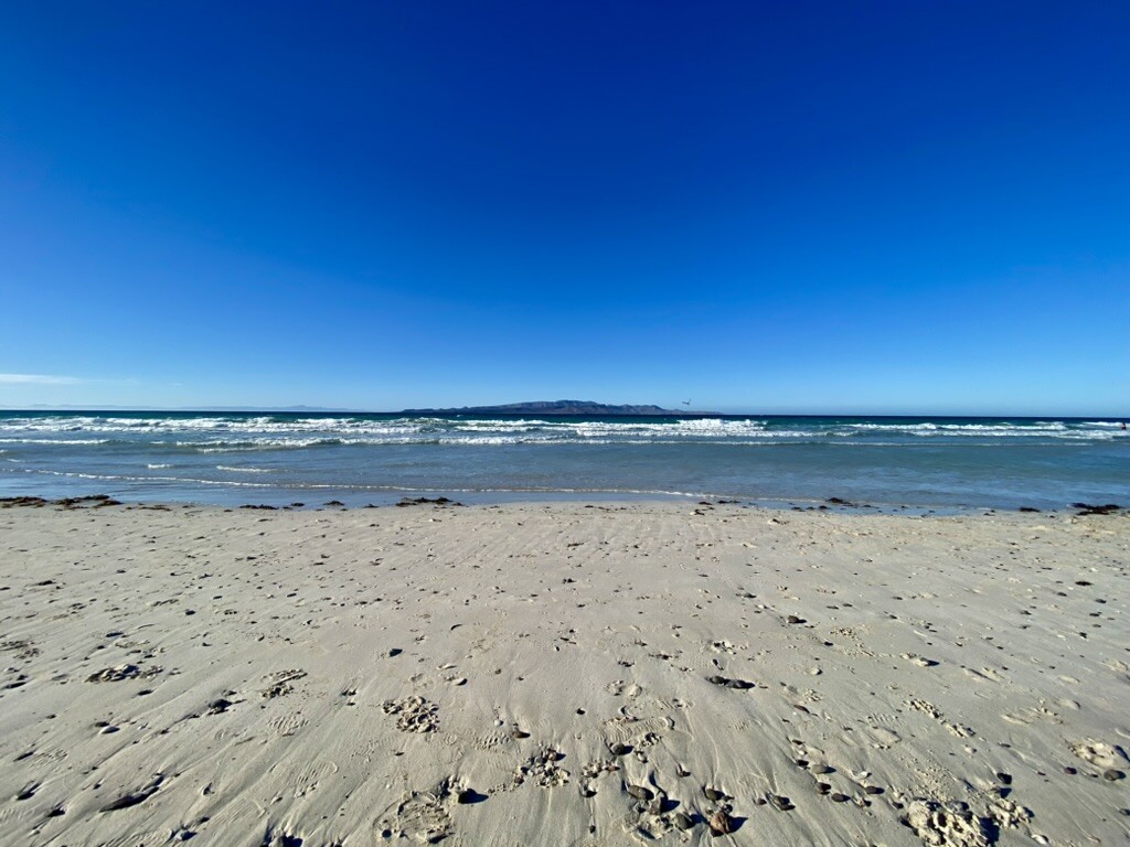 Arena y cielo azul en la playa